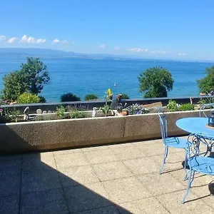 lakefront-appartement-pieds-dans-leau-view-and-direct.hotels-rhonealpes.com/